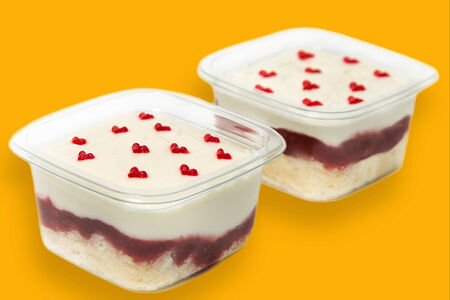 Пирожные Ванильная клубника в стаканчиках