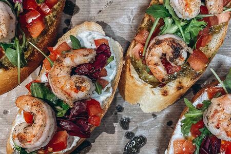 Брускетта с соусом песто и перцем Чили