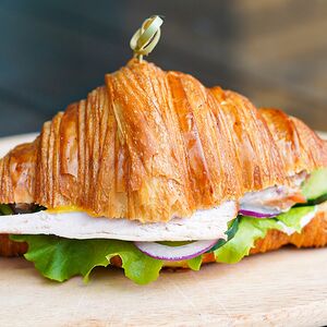 Мини-круассан с копченой курицей