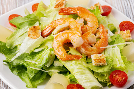 Салат Цезарь с креветками