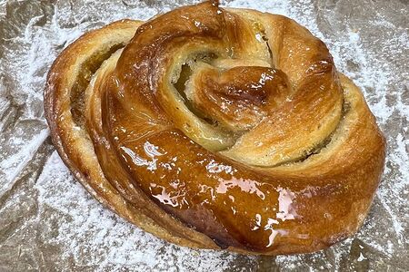 Булочка с персиком