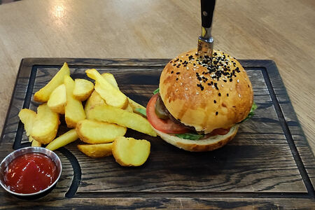 Бургер Andys с картофельными дольками