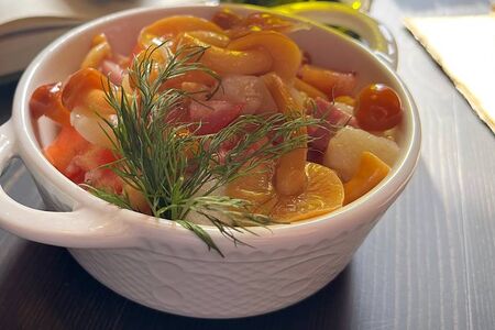 Салат с маринованными опятами и отварным картофелем