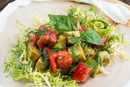 Розовые помидоры с авокадо