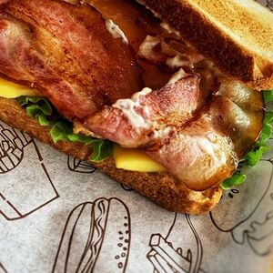 Сэндвич с яйцом и беконом