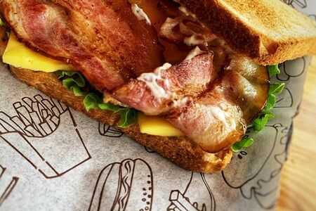 Сэндвич с яйцом и беконом