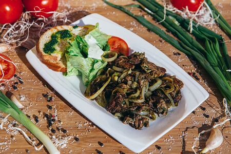 Мясо с луком по-немецки