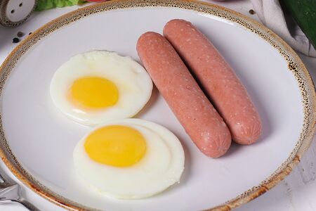 Яйцо с сосисками