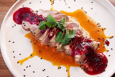 Утка на пюре из тыквы с малиновым соусом