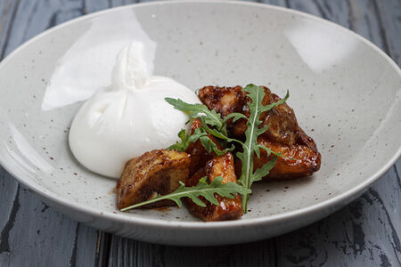 Буррата с карамелизированным баклажаном