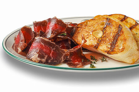 Домашняя сыровяленая говядина с поджаренной чиабаттой