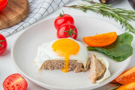 Рубленый бифштекс с яйцом