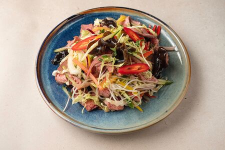 Салат с говядиной и стеклянной лапшой