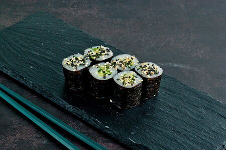 Ролл с огурцом