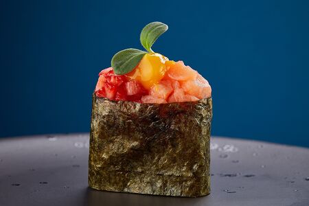 Гункан №7 с мурманским лососем и свежей клубникой