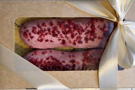 Эклер вишня