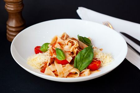 Феттуччине с томатами и шпинатом