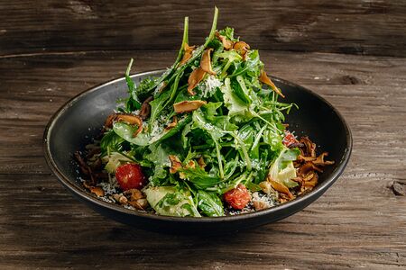 Микс-салат с авокадо, чипсами из шиитаки и судачи