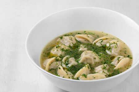 Пельмени в бульоне