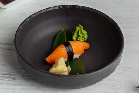 Суши с лососем