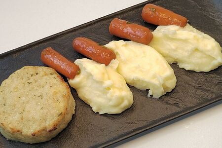 Котлета из щуки с картофельным пюре и мини морковкой