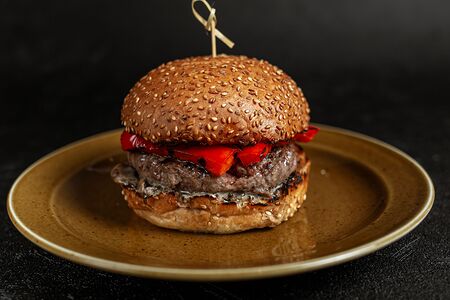 Бургер с паприкой и грибным соусом