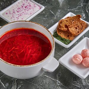 Борщ, томленный в печи с грушей