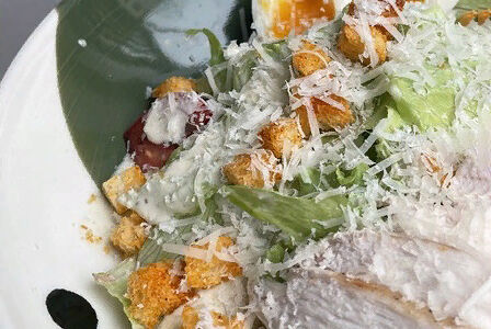 Салат Цезарь с куриным филе