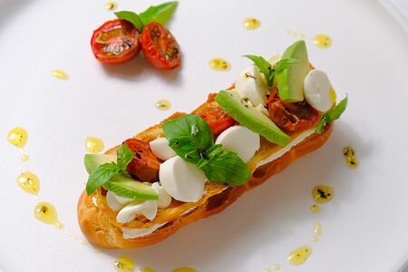 Эклер с сыром моцарелла