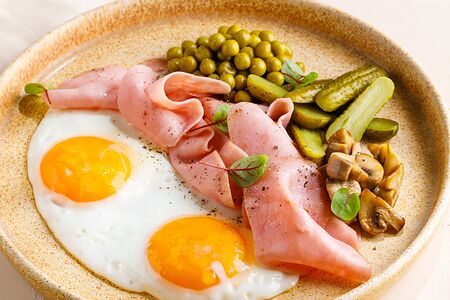 Глазунья с ветчиной из индейки и грибами