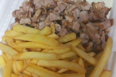 Шаверма с курицей на тарелке