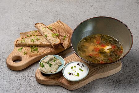 Зеленый борщ с домашним салом