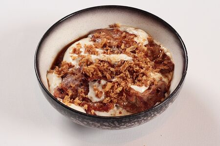 Жареная свинина на картофельной подушке с сырным муссом