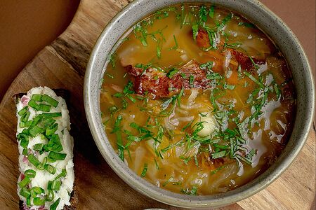 Кислые щи с говядиной с бутербродом из мятого картофеля и крученого сала