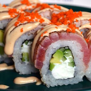 Филадельфия с опаленным тунцом и спайси-соусом