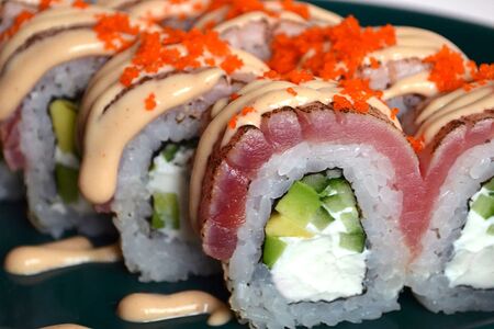 Филадельфия с опаленным тунцом и спайси-соусом