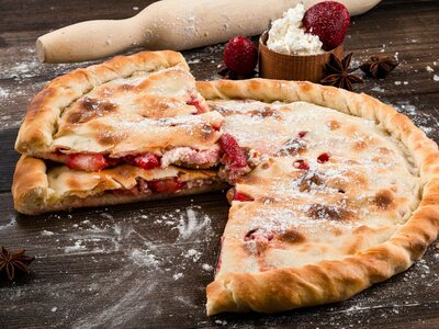 Пирог с творогом и клубникой