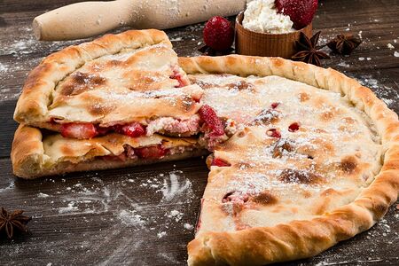 Пирог с творогом и клубникой