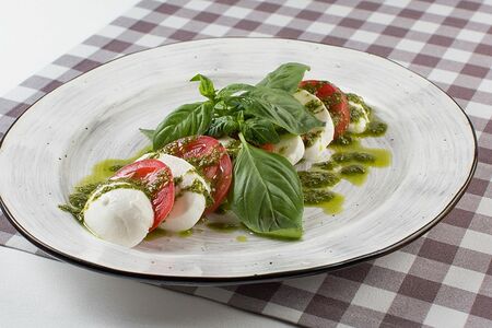 Моцарелла с помидорами