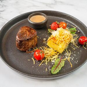 Филе-миньон с картофельным гратеном и перечным соусом