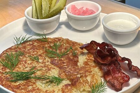 Картофельный омлет с криспи беконом, маринованными огурцами и сметаной