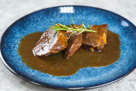 Щечки говяжьи с соусом демиглас