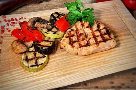 Стейк из куриной грудки с овощами гриль