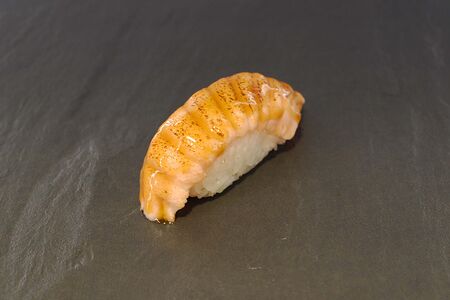 Суши с опалённым лососем