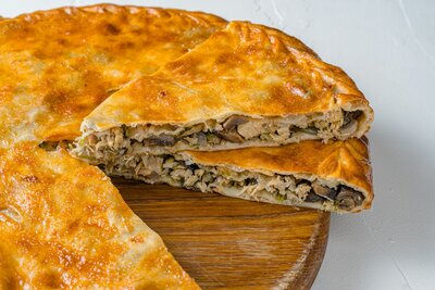 Большой пирог с курицей и грибами 30см