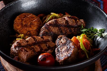 Медальоны из говядины с овощами