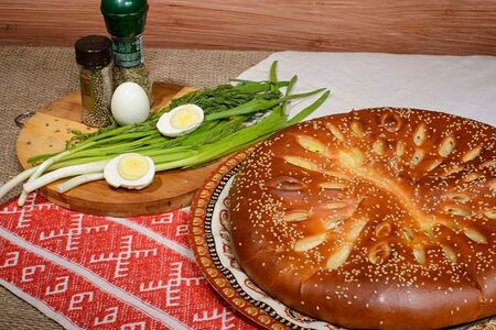 Пирог с зелёным луком и яйцом