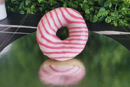 Донат крем-чиз ( с малиной)