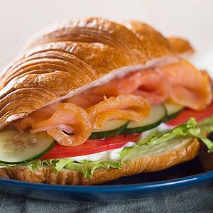 Круассан с семгой