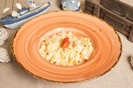 Паста с креветками и соусом том ям